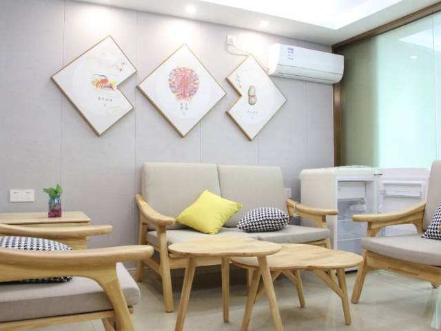 為了保障孕產(chǎn)婦分娩、住院期間的安全，我院單間套房、日消管理讓母嬰都能夠安心休養(yǎng)